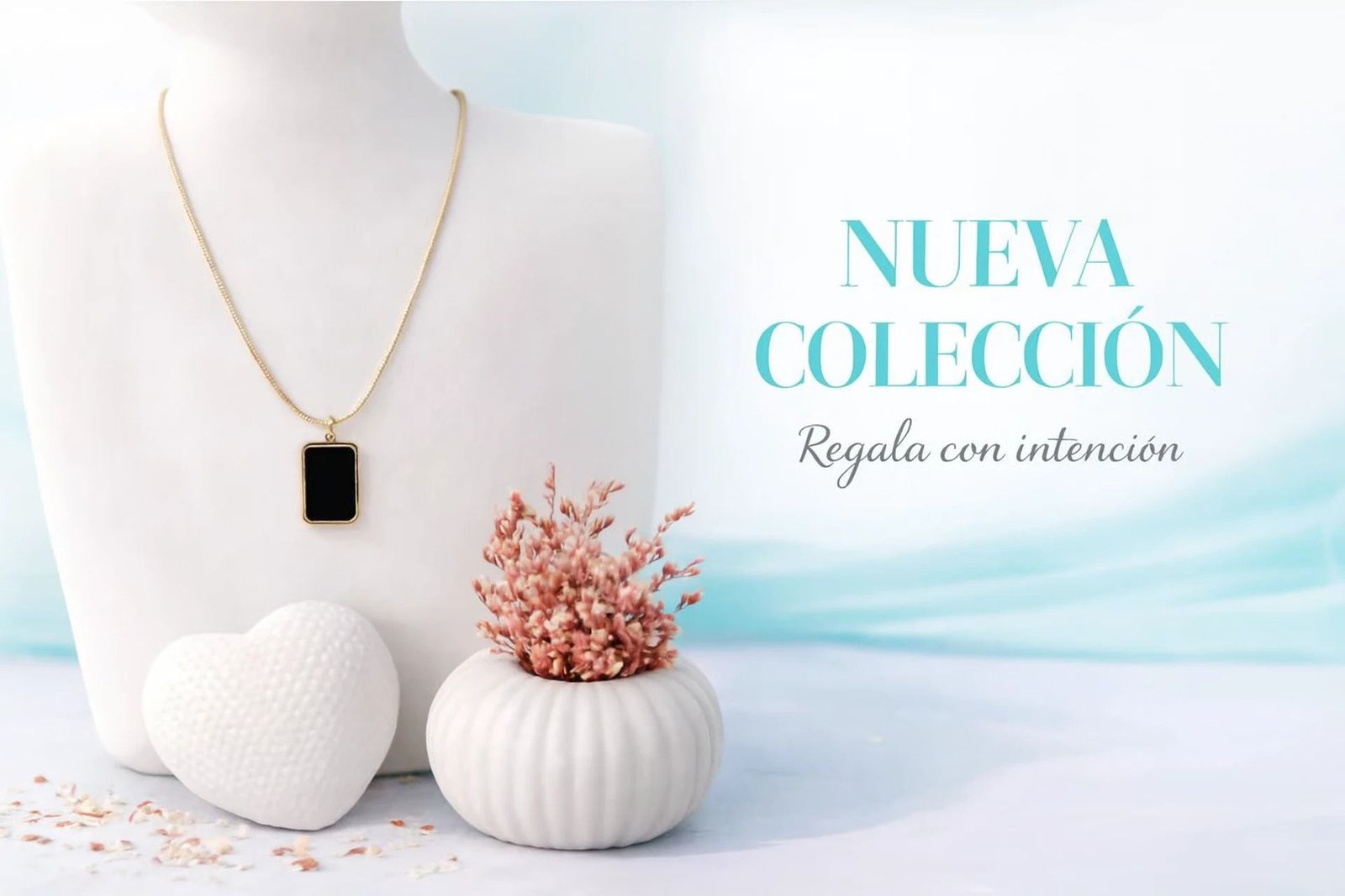 Collar dorado con dije rectangular negro sobre un busto blanco, con la leyenda «Nueva colección: regala con intención»