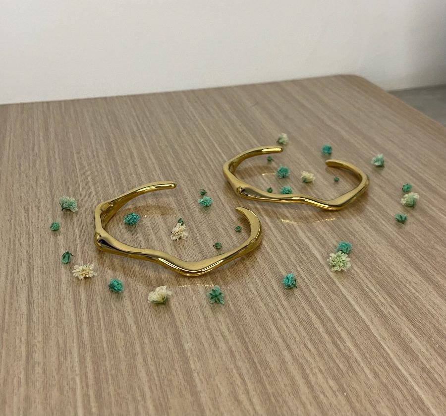 Pulseras rígidas onduladas en acabado dorado